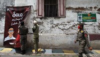 Alat peraga kampanye (APK) yang terpampang di dinding tembok juga ditertibkan.