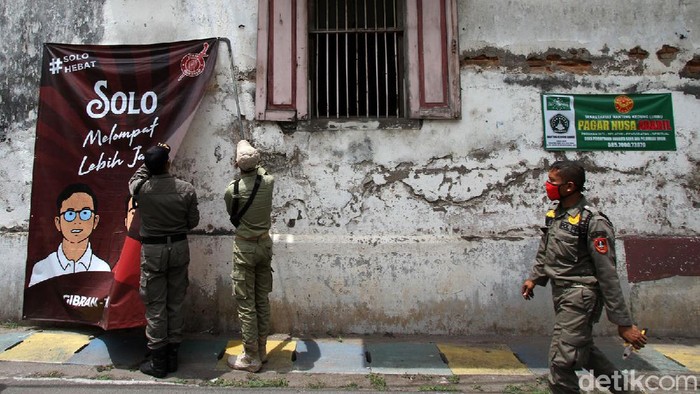 Bawaslu dan Satpol PP menertibkan alat peraga kampanye (APK) di Surakarta, Jateng, Senin (12/10). Penertiban APK dilaksanakan selama tiga hari mendatang.