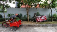 Alat peraga kampanye (APK) yang membentang di antara batang pohon juga diturunkan.