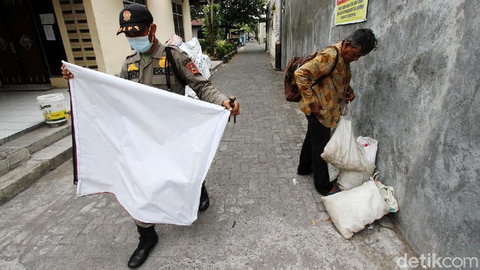 Bawaslu dan Satpol PP menertibkan alat peraga kampanye (APK) di Surakarta, Jateng, Senin (12/10). Penertiban APK dilaksanakan selama tiga hari mendatang.