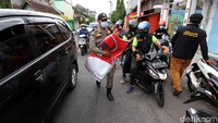 Petugas menyusuri jalan di kawasan Solo untuk menertibkan APK.