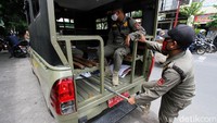 Atribut kampanye diangkut menggunakan mobil Satpol PP.