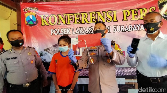 Polisi mengamankan seorang gadis yang terlibat dalam pembegalan ponsel di Surabaya. Potret ia dalam tahanan sempat viral awal September lalu.