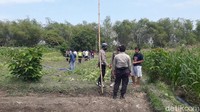 Mereka hendak mengairi sawah. Namun sebelum tiba di sawah, ada tiang bambu penyangga kawat aliran listrik jebakan tikus milik tetangganya, roboh ke sawah. Karena gelap, korban diduga tidak tahu jika ada kawat tercecer di tanah. Sehingga keduanya tersetrum dan tewas.