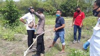 Hingga sekitar pukul 22.00 WIB Parno dan Jayadi tak kunjung pulang, Arifin dan ibunya mencari ke sawah. Namun diduga karena tidak mengetahui jalan menuju sawahnya, ada kawat listrik yang tergeletak di tanah. Keduanya turut tersetrum dan tewas di lokasi.