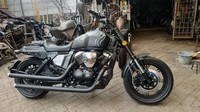 Motor berjenis cruiser ini tergolong baru di Indonesia, dengan jantung mesin 2 silinder 250 cc berkonfigurasi V. Mesin V-twin 250 cc dengan ukuran bore stroke 49 mm X 66 mm ini mampu memuntahkan tenaga sebesar 16,7 tk pada 8.500 rpm dan torsi 17 Nm pada putaran 5.500 rpm. Uniknya, tenaga itu disalurkan tidak menggunakan rantai, melainkan V-belt. Foto: Ridwan Arifin