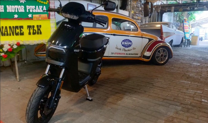 Benelli Keeway E-Zi yang kelir hitam dan Bennelli yang Diavo berwarna biru.