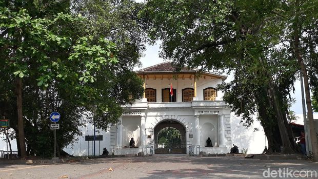 Benteng Vastenburg kamp tentara Belanda yang kini milik Robby Sumampow