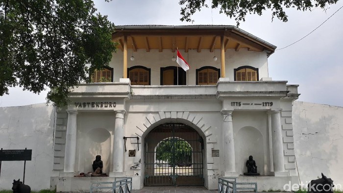 Benteng Vastenburg kamp tentara Belanda yang kini milik Robby Sumampow
