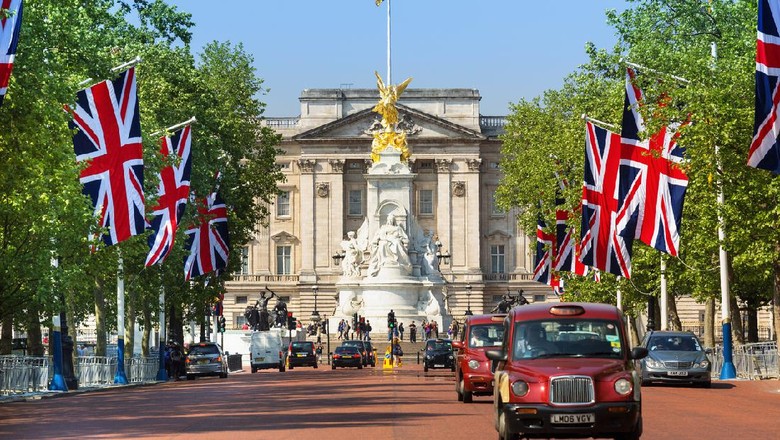 London - England - August 20, 2016: Traffic in London with Buckingham Palace in background