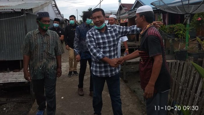Calon Bupati Tanjung Jabung Timur (Tanjabtim) Jambi, Romi Hariyanto saat bertemu warga (Foto: dok. Istimewa)