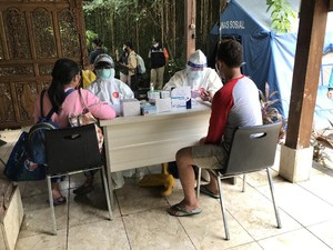 Video 200-an Pengungsi Banjir-Longsor Ciganjur Jalani Rapid Test