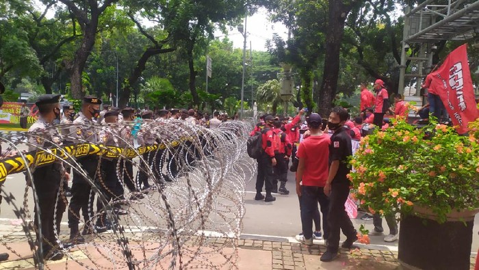Massa KSBSI demo di Jalan Medan Merdeka Barat, Jakpus, desak Presiden Jokowi cabut UU Cipta Kerja, Senin (12/10/2020).