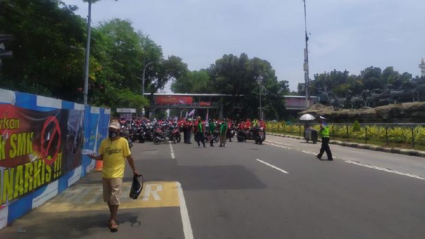 Jalan Medan Merdeka Barat, Jakarta Pusat, ditutup, Senin (12/10/2020).