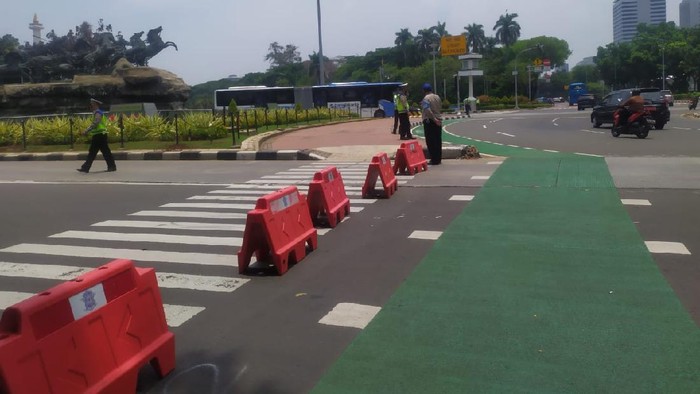 Jalan Medan Merdeka Barat, Jakarta Pusat, arah Istana ditutup akibat adanya aksi KSBSI, Senin (12/10/2020).