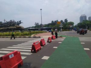 Ada Demo Tolak UU Ciptaker, Jalan Medan Merdeka Barat Arah Istana Ditutup