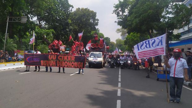 Massa KSBSI demo di Jalan Medan Merdeka Barat, Jakpus, mendesak Presiden Jokowi mencabut UU Cipta Kerja, Senin (12/10/2020).