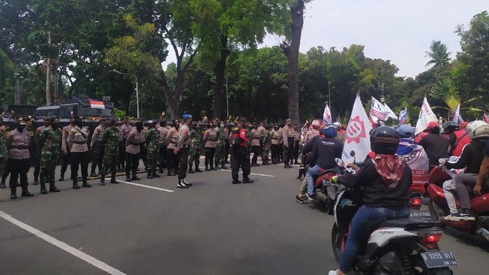 Massa KSBSI memutar balik ke arah Balai Kota DKI Jakarta dari Jalan Medan Merdeka Barat, Jakarta Pusat, Senin (12/10/2020).