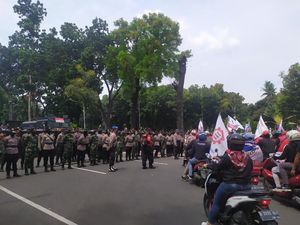 Tinggalkan Jl Medan Merdeka Barat, Massa KSBSI Menuju Balai Kota DKI