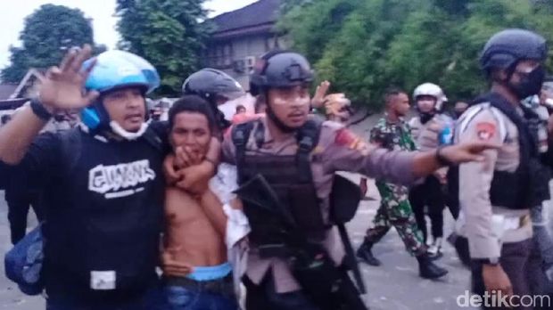Demo tolak Omnibus Law di Ambon berujung ricuh. Dua mahasiswa diamankan polisi (Muslimin Abbas/detikcom)