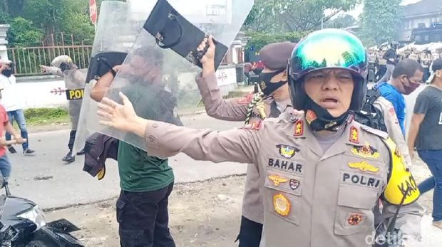 Demo tolak Omnibus Law di Ambon berujung ricuh. Dua mahasiswa diamankan polisi (Muslimin Abbas/detikcom)
