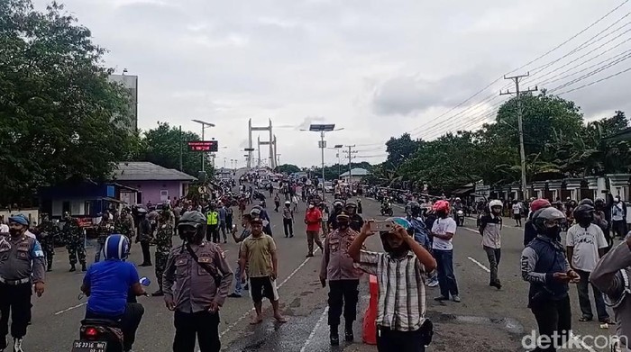 Demo tolak Omnibus Law di Ambon berujung ricuh. Dua mahasiswa diamankan polisi (Muslimin Abbas/detikcom)