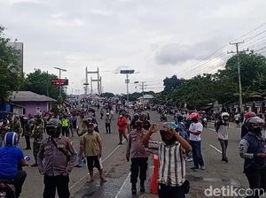 Demo Tolak Omnibus Law di Ambon Berujung Ricuh, 2 Mahasiswa Diamankan