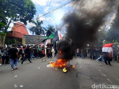 Demo menolak Omnibus Law digelar di depan Gedung DPRD Banyuwangi. Demo diwarnai aksi bakar ban hingga 'jual' gedung DPRD.