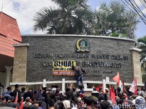 Demo Omnibus Law di Banyuwangi, Massa Bakar Ban hingga Jual Gedung DPRD
