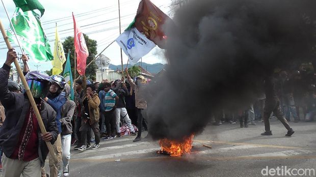 Demo tolak Omnibus Law di Gorontalo berujung ricuh. Sejumlah mahasiswa diamankan polisi (Abdy Febriady/detikcom)