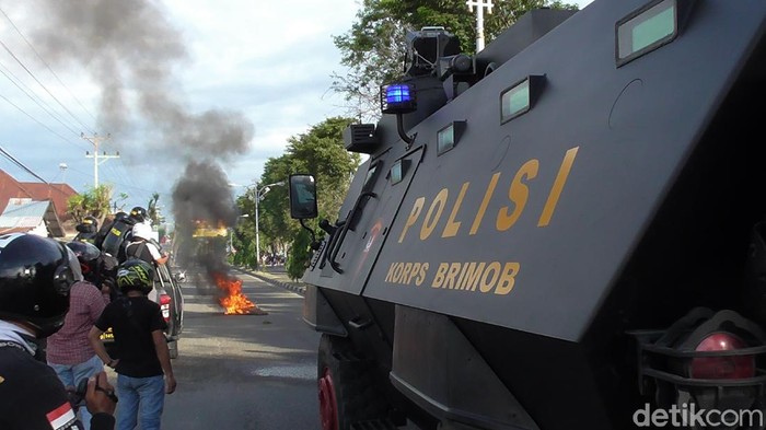 Demo tolak Omnibus Law di Gorontalo berujung ricuh. Sejumlah mahasiswa diamankan polisi (Abdy Febriady/detikcom)