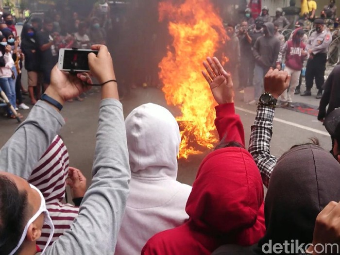 Ribuan orang dari dua elemen mahasiswa dan masyarakat demo menolak Omnibus Law di DPRD Tulungagung. Massa elemen masyarakat sempat membakar ban bekas.