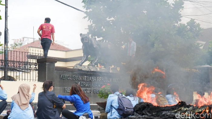 Demonstran di  Polrestabes Bandung  Lempar Telur hingga 