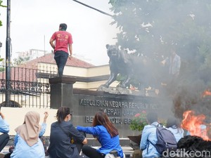 Demonstran di Polrestabes Bandung Lempar Telur hingga Bakar Ban