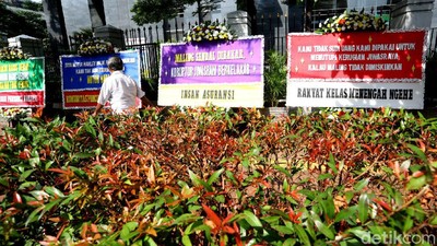 Deretan Karangan Bunga Jiwasraya Mejeng di PN Jakpus