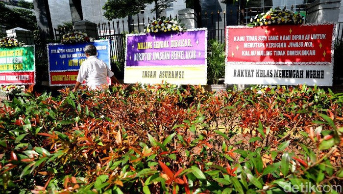 Sejumlah karangan bunga dukungan penuntasan kasus korupsi Jiwasraya terpampang di depan PN Jakarta Pusat, Senin (12/10/2020).