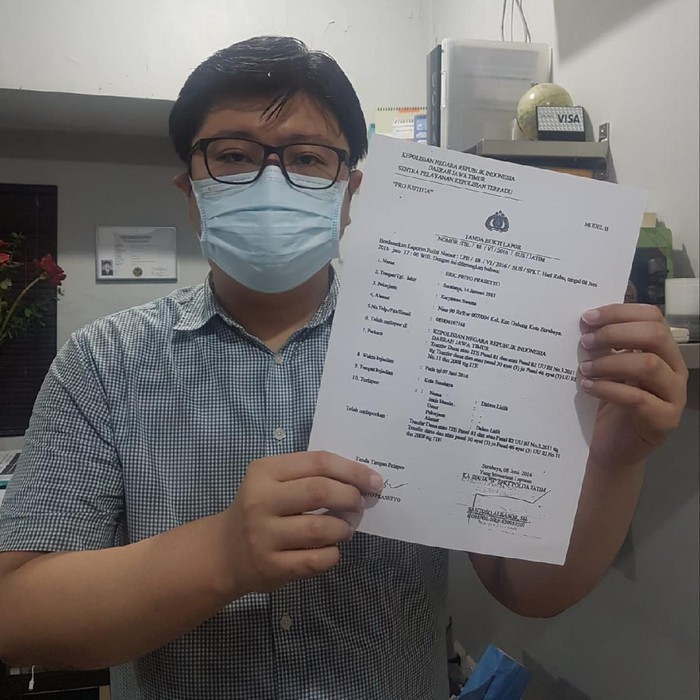 Seorang dokter gigi di Surabaya Eric Priyo Prasetyo (39) menggugat Bank Danamon dan Telkomsel. Gugatan itu dilayangkan sebab uang tabungan Eric senilai Rp 399.500.000 raib dibobol.