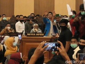 Digeruduk Massa Aksi, DPRD Sulbar Keluarkan Sikap Tolak UU Cipta Kerja