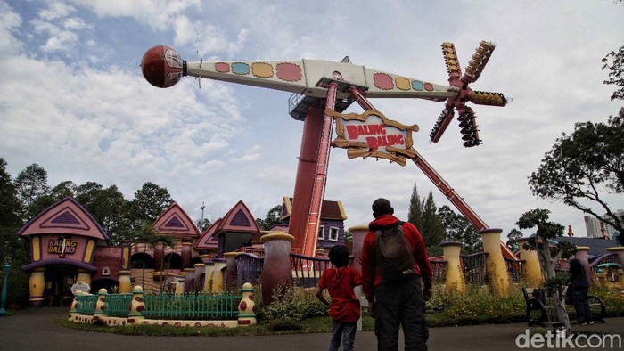 Dunia Fantasi (Dufan) di kawasan Ancol, Jakarta Utara, kembali dibuka di masa PSBB Transisi. Nah, seperti apa suasana terkininya.