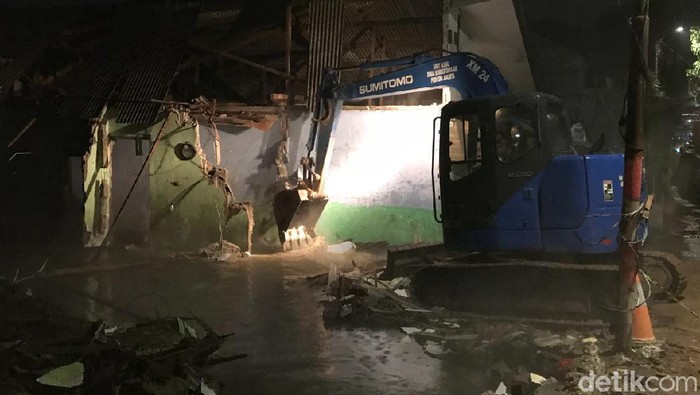 Ekskavator menghancurkan dua rumah di Ciganjur untuk membuka aliran air
