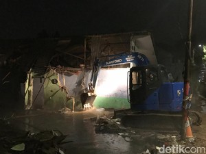 Penanganan Banjir Ciganjur Berlanjut, 2 Rumah Dihancurkan untuk Buka Aliran Air