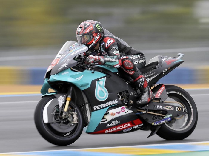 Frances rider Fabio Quartararo of the Petronas Yamaha SRT steers his motorcycle during the MotoGP race of the French Motorcycle Grand Prix at the Le Mans racetrack, in Le Mans, France, Sunday, Oct. 11, 2020. (AP Photo/David Vincent)