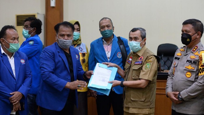 Gubernur Riau Syamsuar menyurati Presiden Jokowi soal aspirasi serikat buruh dan mahasiswa yang menolak Omnibus Law Cipta Kerja (Chaidir Tanjung/detikcom)