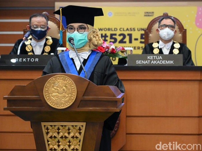 Guru Besar Biofisika, yakni Prof Dr Suryani Dyah Astuti SSi MSi.