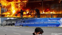 Meskipun begitu, Pemprov DKI Jakarta bekerja cepat untuk memulihkan sarana transportasi publik tersebut kembali normal.