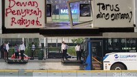 Sejumlah coretan vandalisme pun sudah diblok menggunakan cat. Bagaimana menurut Anda?