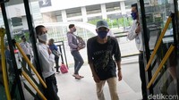 Tampak penumpang masuk-keluar melalui Halte MRT Bundaran HI.