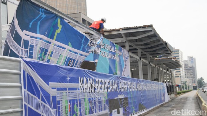 Halte TransJakarta Bundaran HI kembali beroperasi sejak pagi ini bersamaan dengan berlakunya PSBB Transisi.