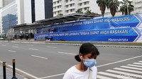 Pantauan detikcom, Senin (12/10/2020),  Halte Bundaran HI terpantau lengang.