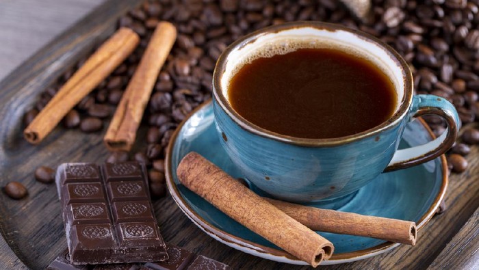 Ilustrasi kopi A cup of coffee, chocolate, cinnamon, coffee beans on a wooden tray. Life style. High quality photo